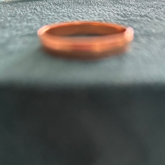 Elegant Gold-Tone Ring - Picture 3 of 3